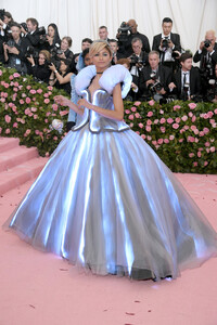 Zendaya+Coleman+2019+Met+Gala+Celebrating+d-yHz4RlWztx.jpg