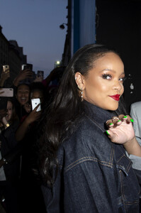 Rihanna+Surprises+Fans+Opening+FENTY+Pop+Up+WuILnTFPmAQx.jpg