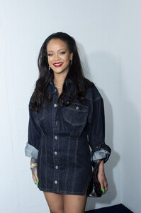 Rihanna+Surprises+Fans+Opening+FENTY+Pop+Up+6flCoGNRC6ax.jpg