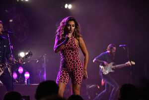 Jessie+James+Decker+Sisterhood+Band+Concert+1NWafYexFvrx.jpg