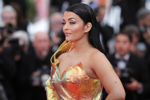 1151008082_AishwaryaRaiHiddenLifeUneVieCacheRedopY9iDMfi23x.thumb.jpg.72e2f115c38f0a6f2cd53e3191efe78a.jpg