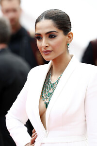 Sonam+Kapoor+Once+Upon+Time+Hollywood+Red+sS9VnSgjQ-9x.jpg