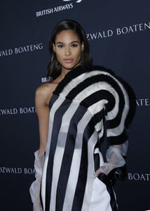 1163708055_CindyBrunaOzwaldBoatengHarlemRunwayShow4bWz3WQezCdx.thumb.jpg.72d94ca30ea93e2b043add922cbf4449.jpg