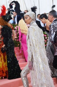 Gigi-Hadid-Michael-Kors-Met-Gala-2019 (3).jpg