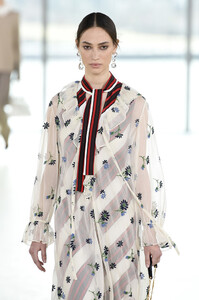 1195983691_ToryBurchFallWinter2019FashionShowRunwayd2d23N--ofzx.thumb.jpg.0e4c30b35cf87866a3c1e97934edfadb.jpg
