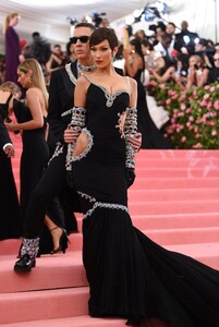 [4b27ad016d9f4fa6b8f73652ee168e83] 2019 MET Museum Costume Institute Benefit Gala.jpg