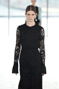 12003099_ToryBurchFallWinter2019FashionShowRunway-n53M7GrFb4x.thumb.jpg.1948f29f9543c269bd3e090e3d3fe873.jpg