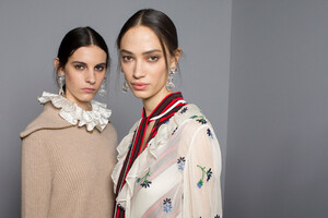 1205350050_tory-burch-bks-g-rf19-5486(1).thumb.jpg.a8a1d8534e23d4b421a92b45f2677d1a.jpg