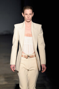 122810618_DionLeeRunwayFebruary2019NewYorkFashion2q8Z9lkokLQx.thumb.jpg.34b1057bf38f765d2daf0b0e24868a07.jpg
