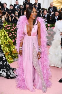 Naomi+Campbell+2019+Met+Gala+Celebrating+Camp+L6bkTkwloG4x.jpg