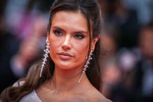 Alessandra Ambrosio - Sayfa 3 1244239700_ale150519BZNimage103.thumb.jpg.d10757ffee0f8cfa1989b581da77ca65