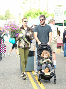 Ali+Fedotowsky+shopping+Farmer+Market+8EhW6h6f0ifx.jpg