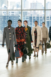 1263013781_tory-burch-atm-rf19-00517-2(1).thumb.jpg.5a330f3fbd31eb7a0e2fd0c08237430d.jpg