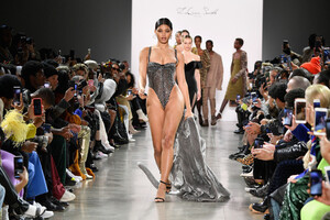 1263835652_LaquanSmithRunwayFebruary2019NewYorkbAKuEdQBpUsx.thumb.jpg.c5cc5a6771454d2eb90d1280cbfd739e.jpg