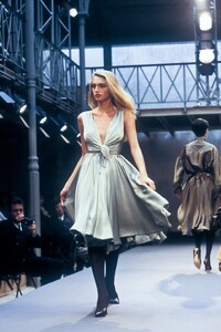 1274710496_AzzedineAlaia1989WomenRTW123.thumb.jpg.0f65ef97bd553d29e519acec8926a087.jpg