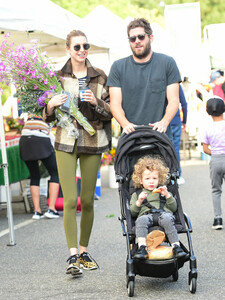 Ali+Fedotowsky+shopping+Farmer+Market+C92yzLiZ0JLx.jpg