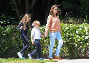 Jennifer+Garner+out+and+about+I1ToKVUMZ-Yx.jpg