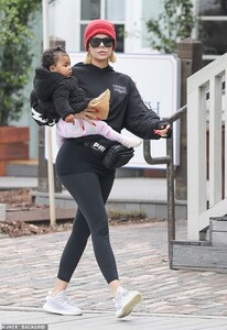 12941034-6979639-Mom_and_daughter_Khloe_Kardashian_didn_t_hold_back_on_Tuesday_as-a-2_1556703165202.jpg