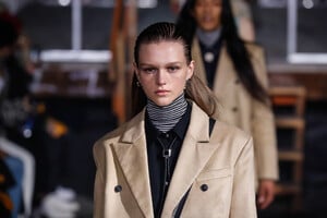 129531404_JohnElliottRunwayFebruary2019NewYorkliMSdHHS12zx.thumb.jpg.b1cf6b4b2809ed5169688464df332d26.jpg