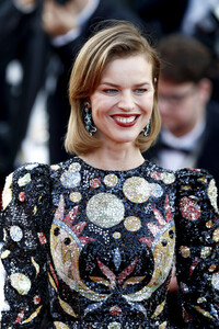 Eva+Herzigova+Rocketman+Red+Carpet+72nd+Annual+a40KmWRBz-Qx.jpg