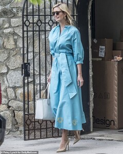 13005606-6985243-Spring_thing_Ivanka_looked_ready_for_the_warmer_weather_in_her_p-a-62_1556808856330.jpg