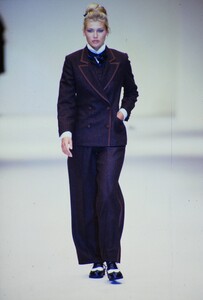 1302026877_blumarine-fw-1994(7).thumb.jpg.196323bb5cea59c57bd0508a62ee6e92.jpg