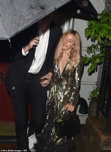 13139816-6996719-All_partied_out_Sienna_Miller_and_her_boyfriend_Lucas_Zwirner_la-m-21_1557129380529.jpg