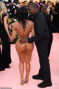 13175762-6999687-Figure_When_asked_by_the_E_reporter_what_she_was_looking_forward-a-3_1557190354189.jpg
