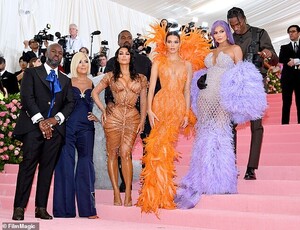 13176326-6999687-Family_The_Kardashian_Jenner_family_with_their_significant_other-a-4_1557190354311.jpg