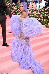 13177070-6999777-Kylie_showcased_her_ample_cleavage_in_the_pale_purple_number_whi-a-82_1557191675072.jpg