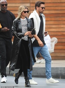 13192202-7001091-Lovebirds_Scott_Disick_and_Sofia_Richie_opted_to_stay_in_the_sun-m-25_1557228239180.thumb.jpg.49bc86de45be377b2b50e5ea38af54da.jpg