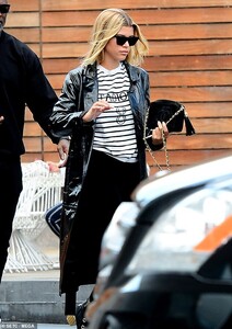 13192206-7001091-Retail_therapy_Sofia_who_has_been_dating_reality_star_Scott_sinc-a-4_1557263230649.jpg