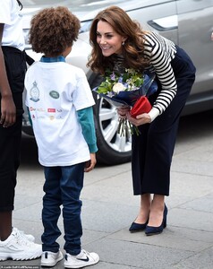 13198792-7001597-The_Duchess_of_Cambridge_received_a_posy_of_flowers_on_her_arriv-a-115_1557238817117.jpg