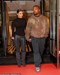 13210748-7002869-Fit_as_ever_Kim_stepped_out_into_the_brisk_New_York_air_sporting-a-42_1557257068003.jpg