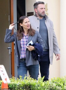 13217740-7003513-It_takes_two_Former_couple_Jennifer_Garner_and_Ben_Affleck_seeme-m-39_1557264607647.jpg