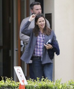 13218278-7003513-Getting_along_great_Both_actors_smiled_as_they_chit_chatted_and_-m-51_1557265860923.jpg