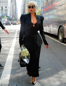 13260738-7007771-Running_errands_Lady_Gaga_was_seen_stepping_out_with_a_bouquet_o-m-124_1557349633959.thumb.jpg.1c8912cb2619de455875a79c1ab8d5b2.jpg