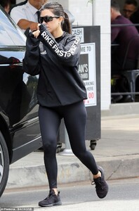 13381636-7018651-Hunger_striking_The_reality_television_star_looked_ready_for_act-m-54_1557607195047.jpg