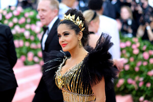 134674893_SalmaHayek2019MetGalaCelebratingCampKicLklZdFY3x.thumb.jpg.484f1e0c0db204d96712845b4061c751.jpg