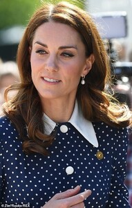 13486216-7027729-The_Duchess_of_Cambridge_wore_a_subtly_dark_eye_make_up_look_for-a-10_1557850432639.jpg