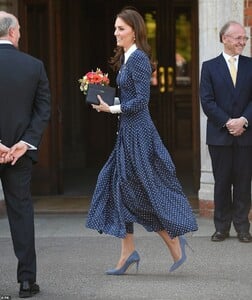 13488398-7027729-The_Duchess_of_Cambridge_smiled_as_she_left_Bletchley_Park_follo-a-32_1557855501096.jpg