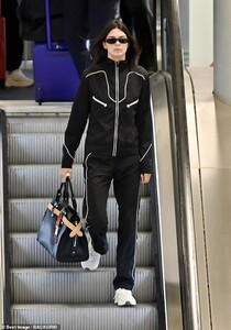 13488806-7028399-Airport_chic_Kendall_Jenner_embraced_a_more_low_key_sense_of_sty-m-75_1557848123328.jpg
