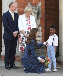 13489634-7027729-The_Duchess_of_Cambridge_put_an_affectionate_hand_on_Lawson_Bisc-a-1_1557850432522.jpg