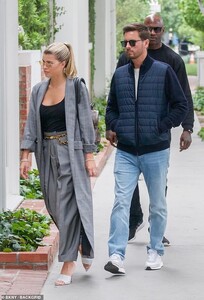 13548546-7034341-The_pair_who_were_shadowed_by_a_burly_bodyguard_have_been_dating-m-17_1557959564914.jpg