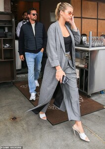 13548554-7034341-Together_For_the_second_day_in_a_row_Sofia_Richie_20_and_Scott_D-m-11_1557959340662.jpg