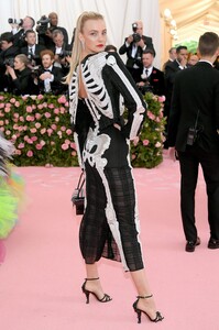 [1147412385] The 2019 Met Gala Celebrating Camp - Notes on Fashion - Arrivals.jpg