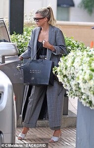 13556642-7034341-Richie_placed_her_store_bag_in_the_back_seat_of_the_luxury_vehic-m-59_1557977146279.jpg