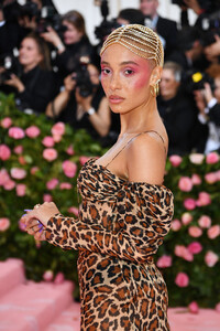 1357714776_AdwoaAboah2019MetGalaCelebratingCamp0Vz11MPLSk_x.thumb.jpg.bae9fed89a70120aa9d98b97a0322c1e.jpg