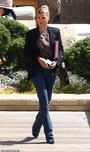 13601330-7039387-Stylish_The_20_year_old_went_for_casual_chic_for_the_outing_pair-m-9_1558055834349.jpg