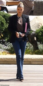 13601332-7039387-Eating_out_Sofia_Richie_was_spotted_leaving_Nobu_in_Malibu_on_Th-m-8_1558055824378.jpg
